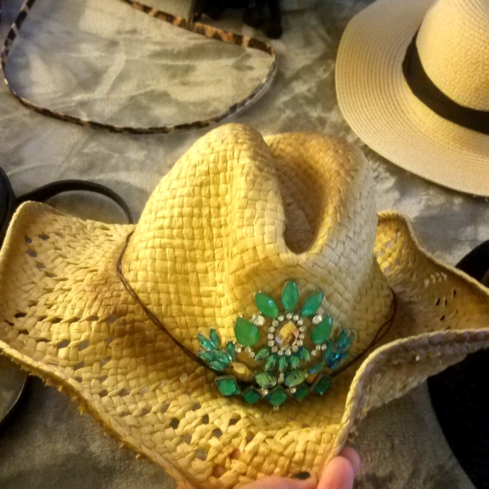 Girls cowboy hat! With bling in front. Beautiful hat . Only worn once!